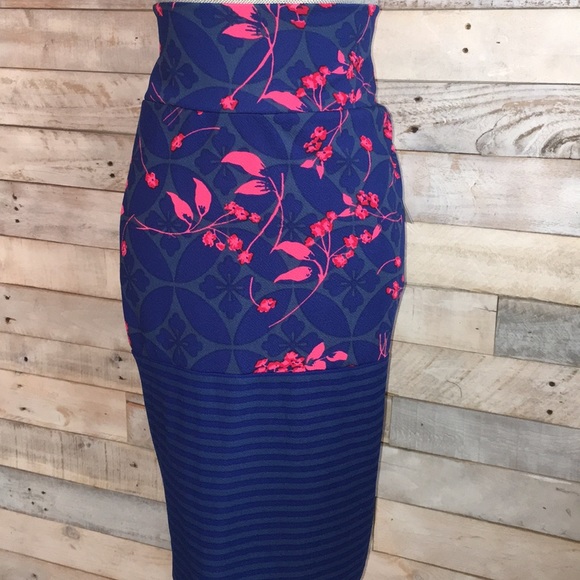 NWT 2XL Lularoe Cassie - Picture 1 of 3